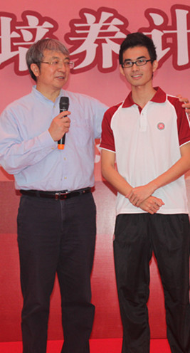 王光谦与华商学子“手牵手传递正能量”