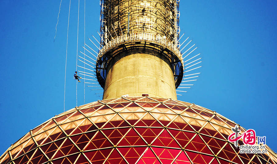 上海东方明珠塔进行19年来首次大清洗