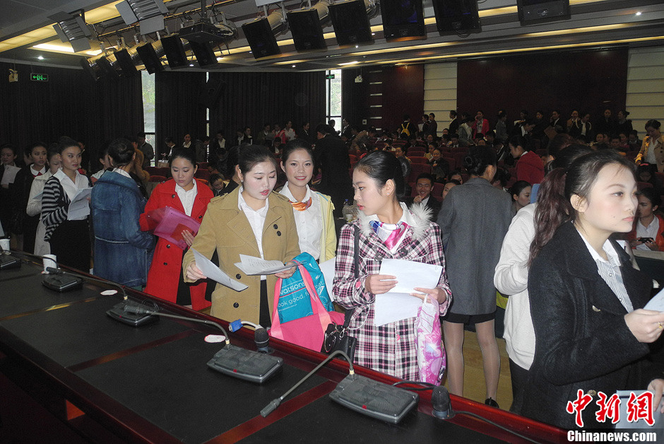 南航贵州“招乘” “90后”帅哥美女应聘场面火爆