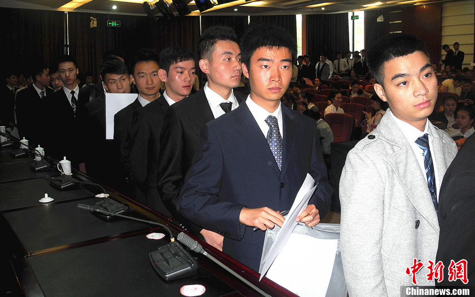 南航贵州“招乘” “90后”帅哥美女应聘场面火爆