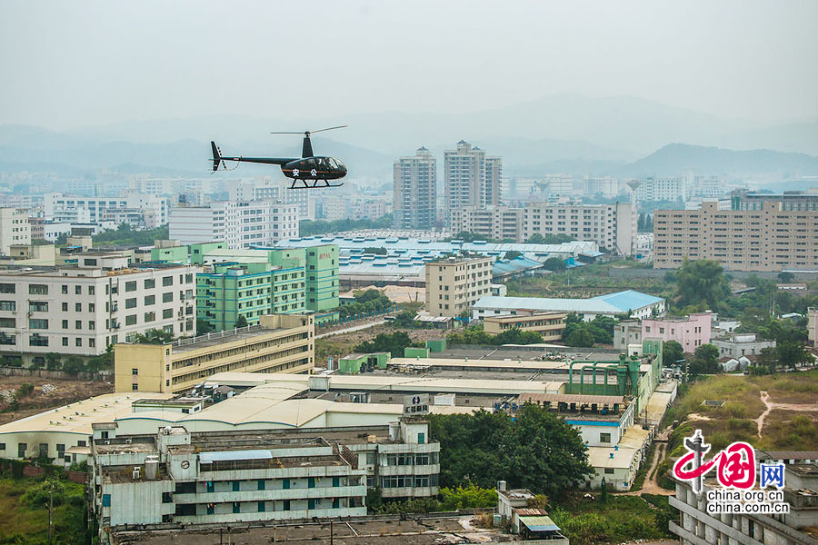 广东惠州：警方“雷霆扫毒”出动直升机 百米低空巡视楼顶