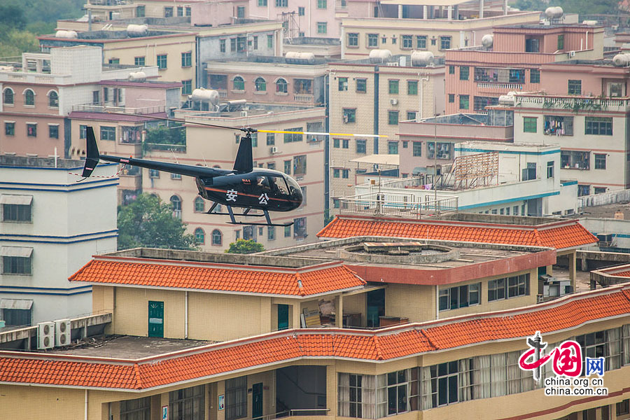 广东惠州：警方“雷霆扫毒”出动直升机 百米低空巡视楼顶