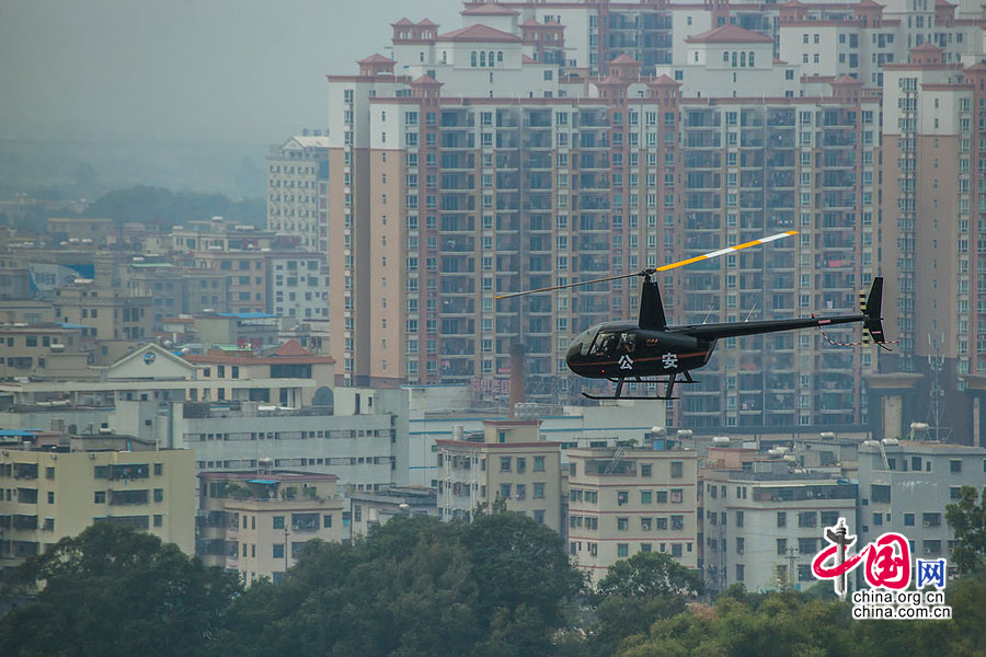 广东惠州：警方“雷霆扫毒”出动直升机 百米低空巡视楼顶