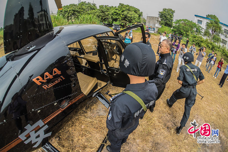 广东惠州：警方“雷霆扫毒”出动直升机 百米低空巡视楼顶