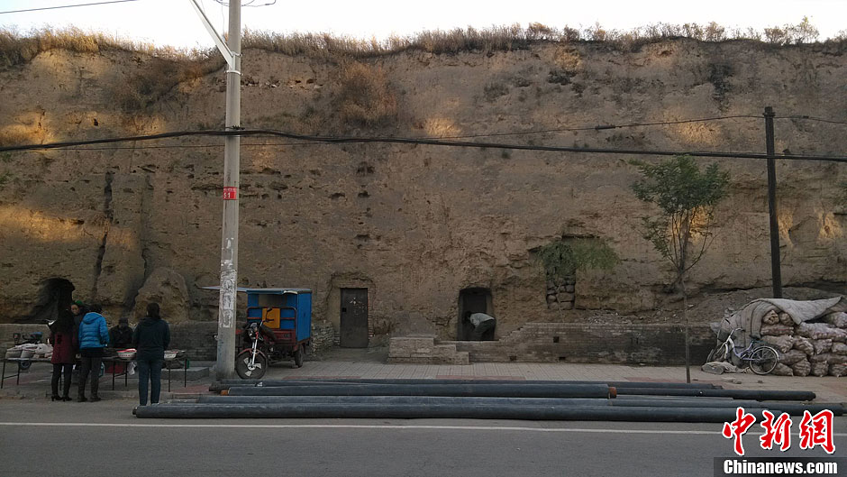 河北宣化600年古城墙被开凿成“窑洞”