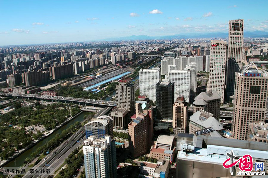 北京CBD商务中心区，图中通惠河右侧白色建筑为建外SOHO部分建筑群。中国网图片库 王琼/摄