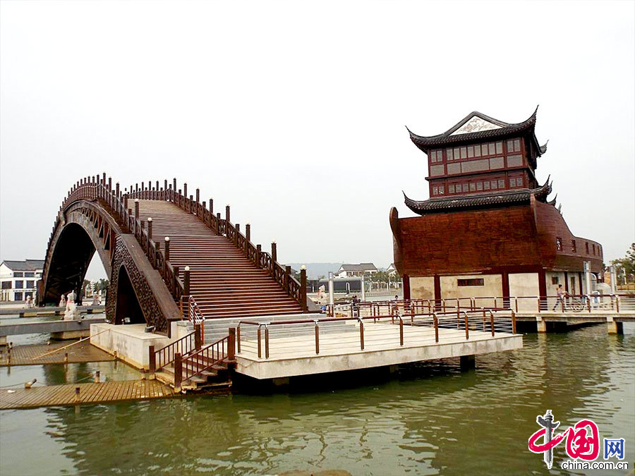 2013年10月30日，江苏苏州，拍摄的由苏州香山帮匠人建造的世界最大跨度木拱桥。中国网图片库 李俊锋摄影
