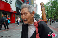 甘在思在重庆沙坪坝三峡广场揽活。中国网图片库 周会/摄