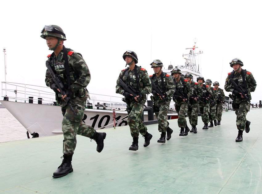 10月30日,海警战士在上海自贸区外高桥海域进行快速集结演练.