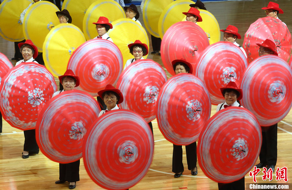 11月2日，由中国药科大学一百位七八十岁博导、老教授们组成的爵士舞蹈队表演爵士舞嗨翻全场。