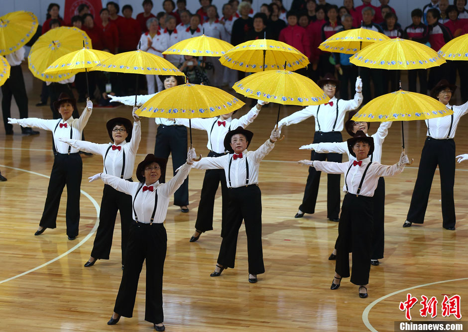 11月2日，由中國藥科大學一百位七八十歲博導、老教授們組成的爵士舞蹈隊表演爵士舞嗨翻全場。