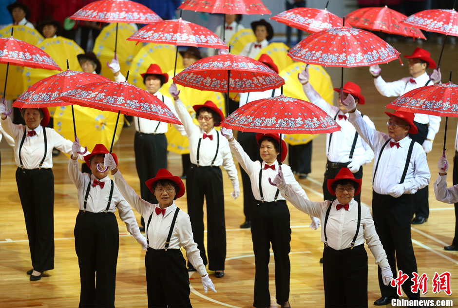 11月2日，由中国药科大学一百位七八十岁博导、老教授们组成的爵士舞蹈队表演爵士舞嗨翻全场。