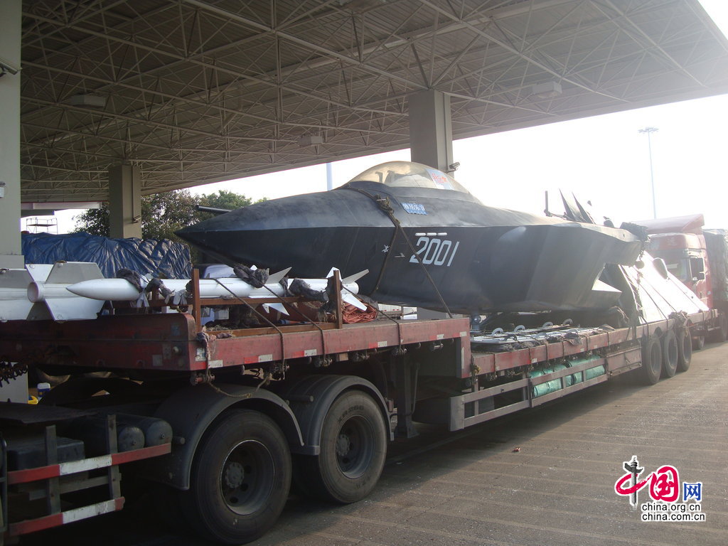 2013年11月1日下午，杭金衢高速常山服务区，装载一架“歼-20 战斗机”的挂车在加油。