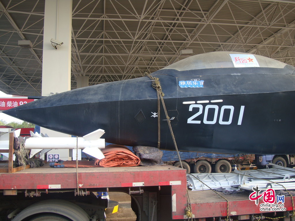 2013年11月1日下午，杭金衢高速常山服務區，裝載一架“殲-20 戰鬥機”的挂車在加油。