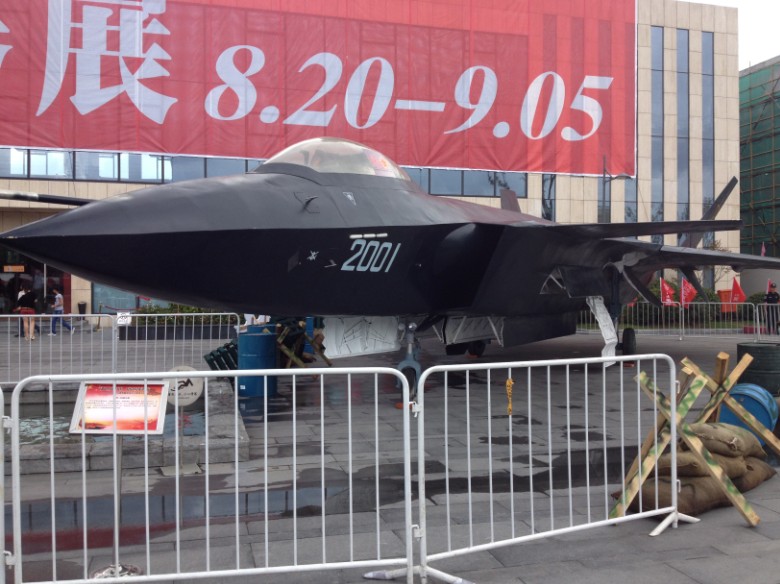 網友在某商場門口拍攝到的殲-20戰鬥機模型。