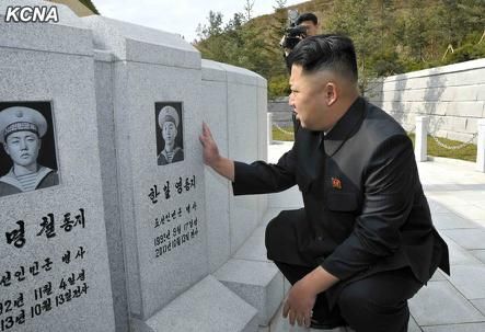 金正恩悼念训练中牺牲的官兵