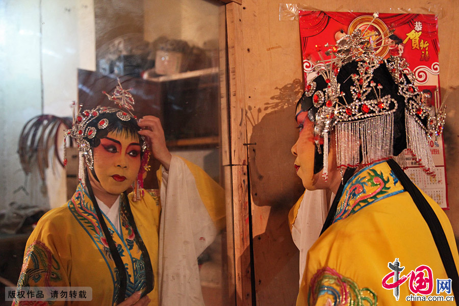 上场前，一位演员对照镜子整理自己的妆容。中国网图片库 刘传福/摄