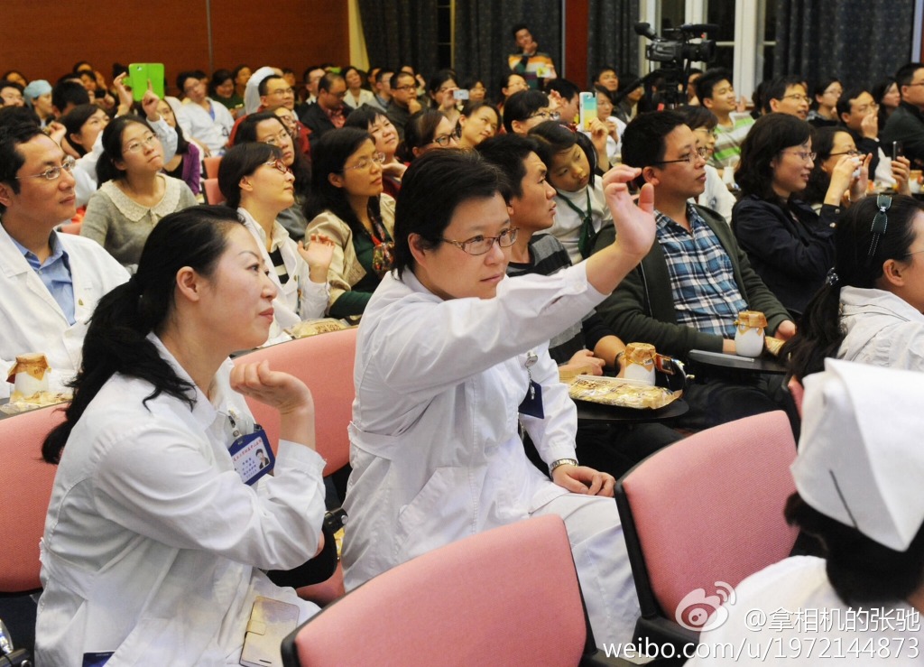 5日，上海华山医院邀请宝山公安分局教官，向职工培训面对暴力侵害如何自卫；同日，中山医院也邀请世界跆拳道联盟黑带四段高手，前来传授防身绝招，吸引了大批医护员工。