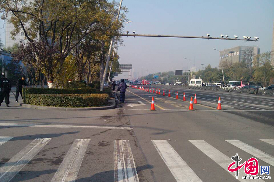  2013年11月6日，山西太原迎泽大街山西省委附近连续发生爆炸 这是事故现场（11月6日摄）。 11月6日7时40分左右，位于太原市迎泽大街的山西省委附近连续发生爆炸。目前警方已封锁现场，事件正在调查中。