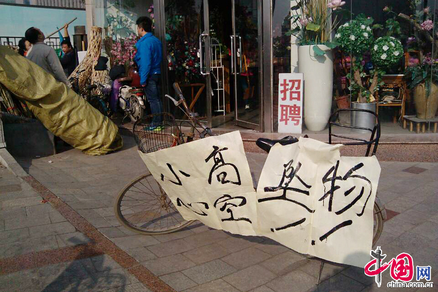  2013年11月6日，山西太原迎泽大街山西省委附近连续发生爆炸 这是事故现场（11月6日摄）。 11月6日7时40分左右，位于太原市迎泽大街的山西省委附近连续发生爆炸。目前警方已封锁现场，事件正在调查中。 图片由网友四季青提供