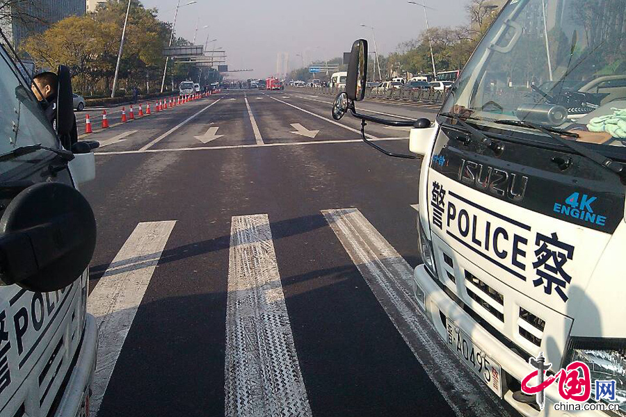  2013年11月6日，山西太原迎澤大街山西省委附近連續(xù)發(fā)生爆炸 這是事故現(xiàn)場（11月6日攝）。 11月6日7時40分左右，位于太原市迎澤大街的山西省委附近連續(xù)發(fā)生爆炸。目前警方已封鎖現(xiàn)場，事件正在調查中。 圖片由網友四季青提供