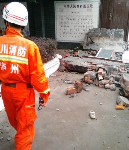 瀘州市納溪區龍車鎮一學校圍墻發生垮塌