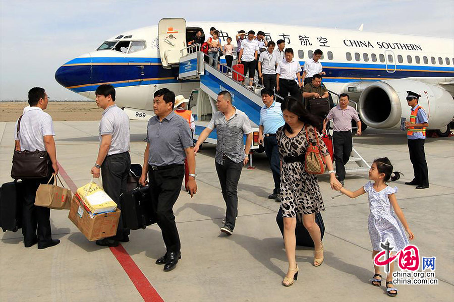 資料圖：新疆哈密機場乘客走下飛機走出機場 2012年8月5日攝。