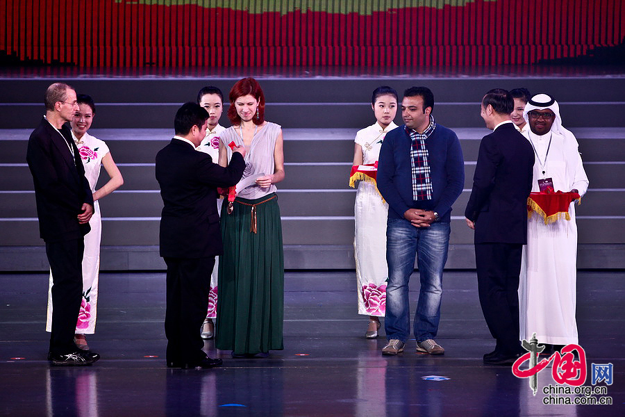 中国第十五届国际摄影艺术展览暨2013中国·丽水国际摄影文化节颁奖典礼上为获奖摄影师颁奖。