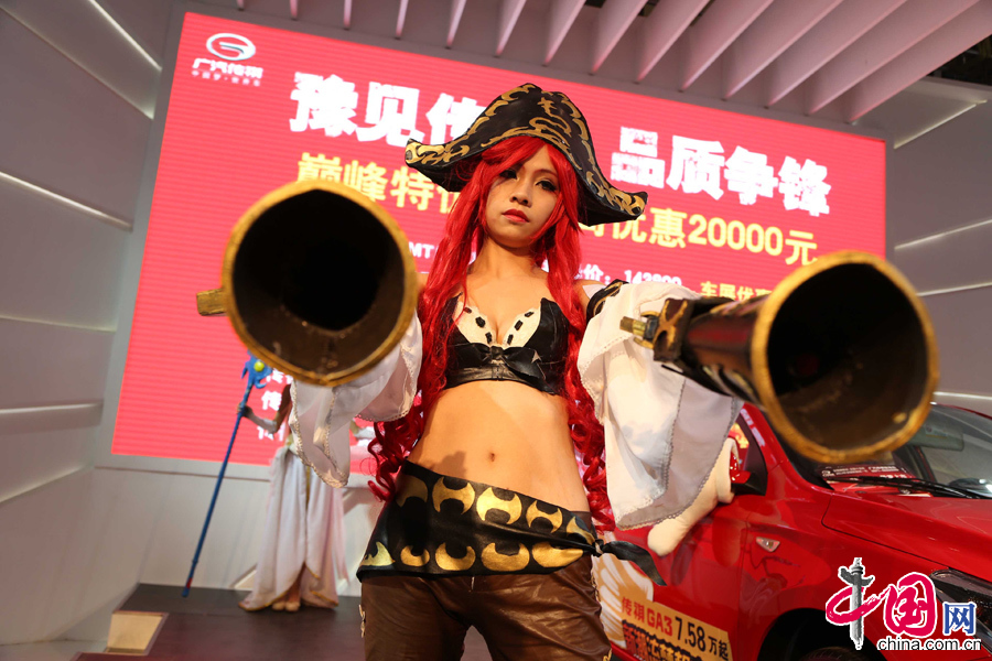 11月6日，2013第六屆鄭州國際車展上動漫藝人利用cosplay表演經(jīng)典動漫作品里的游戲人物角色。 中國網(wǎng)圖片庫 耿國慶攝影