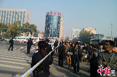11月6日7时40分左右，位于太原市迎泽大街的山西省委附近连续发生爆炸。目前警方已封锁现场，事件正在调查中。图片由网友四季青提供
