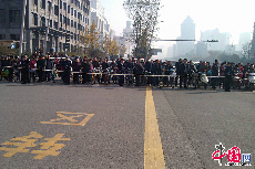11月6日7時40分左右，位於太原市迎澤大街的山西省委附近連續發生爆炸。目前警方已封鎖現場，事件正在調查中。圖片由網友四季青提供