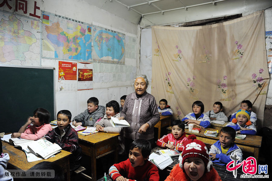 在这间老房子里，一群叽叽喳喳的孩子正在跟着年过7旬的潘玉莲老人学习古诗。中国网图片库 邹建奇/摄