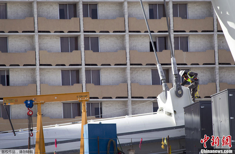 当地时间11月7日，美国拉斯维加斯工作人员正在进行安装工作。据外媒报道，全世界最高的摩天轮（High Roller）即将完工。
