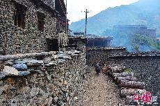 整個村子200多戶人家的房屋建成一體，依山而建，房屋間留有可供人畜通行的通道。中國網圖片庫 鄭躍芳/攝
