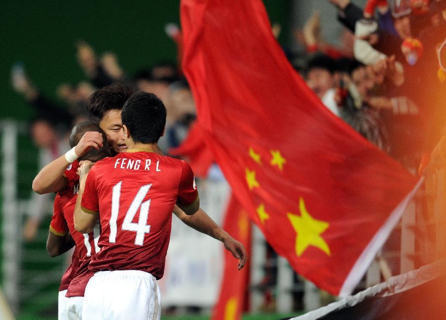2013年3月12日，广州恒大队球员穆里奇（左）在进球后与队友庆祝。当日，在2013年亚冠联赛F组小组赛中，广州恒大队客场以1比1战平全北现代队。