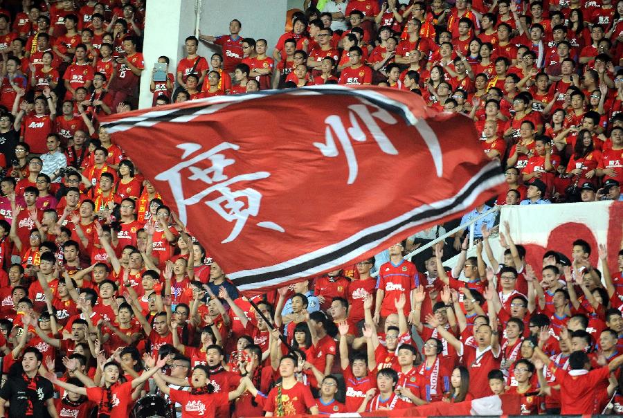 2013年10月2日，廣州恒大隊球迷在為球隊加油。當日，在2013年亞冠聯賽準決賽第二回合比賽中，廣州恒大隊主場以4比0大勝柏太陽神隊，從而以兩回合8比1的總比分晉級決賽。