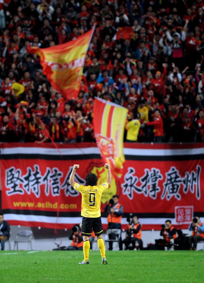 2013年10月26日，廣州恒大隊球員埃爾克森慶祝進球。當日，在2013年亞冠聯賽決賽首回合比賽中，廣州恒大隊客場以2比2與首爾FC隊握手言和。