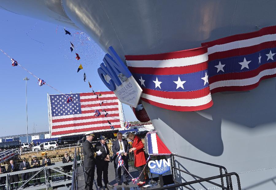 新11月9日，在美国弗吉尼亚州纽波特纽斯亨廷顿英戈尔斯公司造船厂，美国前总统杰拉尔德·福特之女苏珊（右一）在舰头处打碎气泡酒，完成美军航母“杰拉尔德·福特”号（CVN 78）的命名下水仪式。