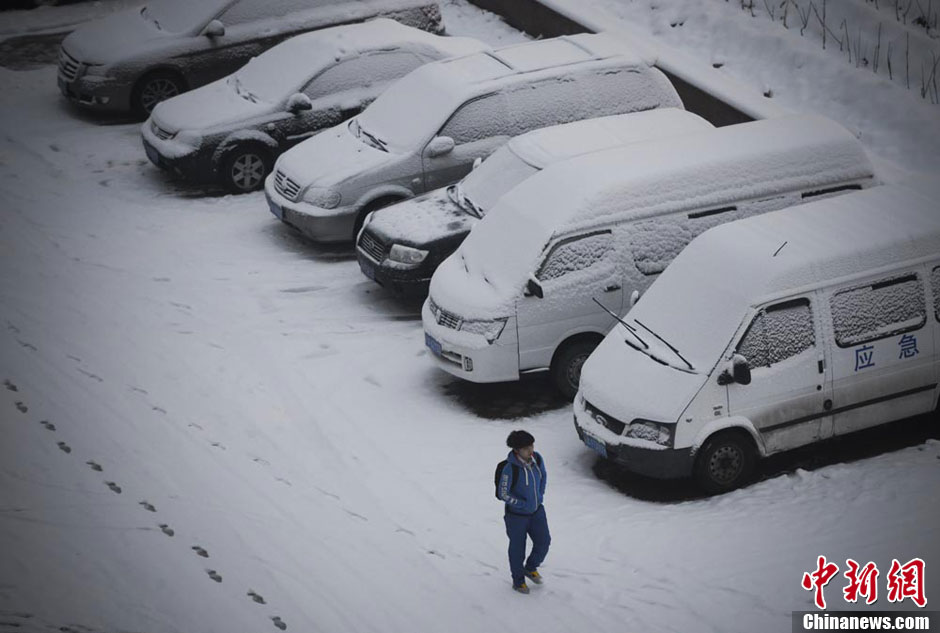 11月9日清晨，經過一夜的降雪後，新疆烏魯木齊一片銀裝索裹，低溫隨之降至零下6攝氏度，民眾也穿上了厚重的冬衣禦寒，仿佛一夜之間進入冬季。