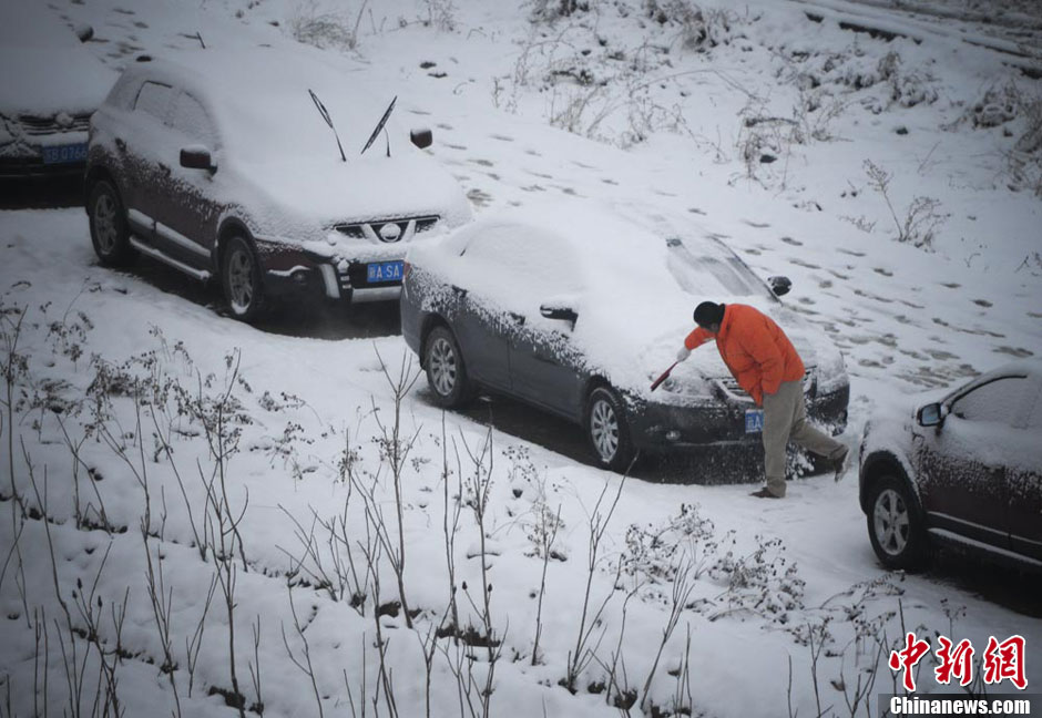 11月9日清晨，经过一夜的降雪后，新疆乌鲁木齐一片银装索裹，低温随之降至零下6摄氏度，民众也穿上了厚重的冬衣御寒，仿佛一夜之间进入冬季。