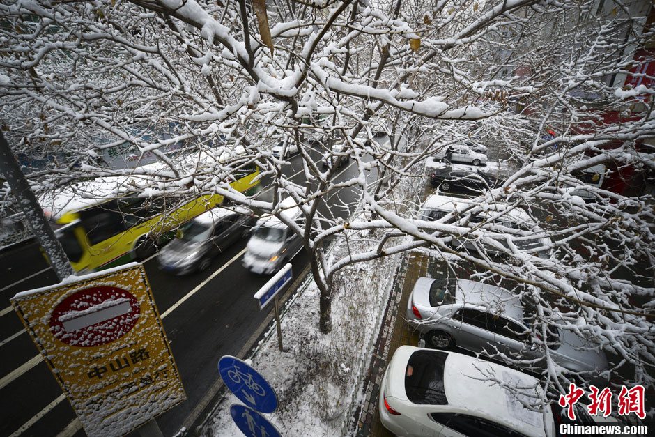 11月9日清晨，經過一夜的降雪後，新疆烏魯木齊一片銀裝索裹，低溫隨之降至零下6攝氏度，民眾也穿上了厚重的冬衣禦寒，仿佛一夜之間進入冬季。