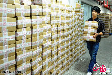 2013年11月11日，浙江省杭州市，某电商品牌的员工在搬运客户包裹。 中国网图片库 龙巍摄