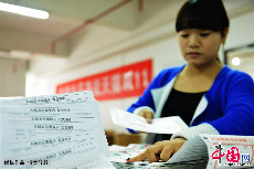 2013年11月11日，浙江省杭州市，某电商品牌的员工在处理客户订单。 中国网图片库 龙巍摄