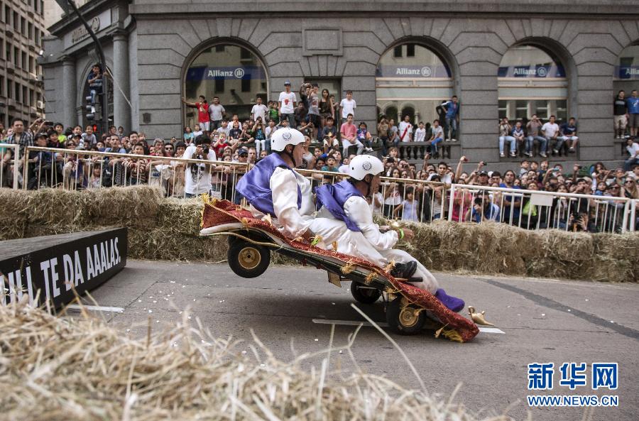 阿根廷首都举办“搞怪汽车”大赛