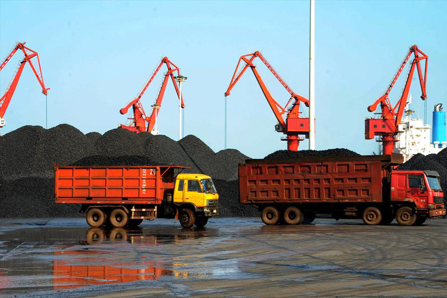 11月10日，连云港港口煤炭码头装卸转运进口电煤一派繁忙景象。