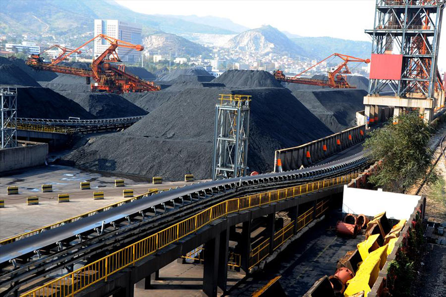 11月10日，连云港港口煤炭码头装卸转运进口电煤一派繁忙景象。