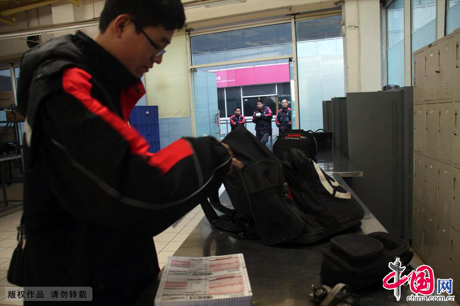 2013年11月11日，济南配送点一名工作人员清点出发前的行李物品。