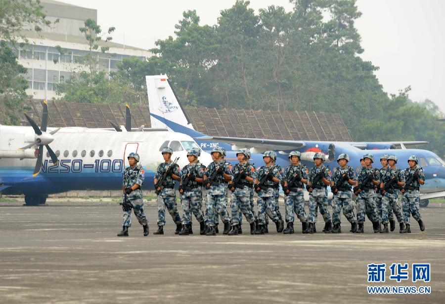 中国印尼举行“空降利刃-2013”联合反恐军演[组图]