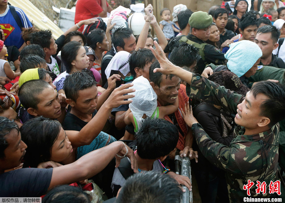 菲律賓災民為乘軍機撤離爭先恐後 與軍人發生爭執[組圖]