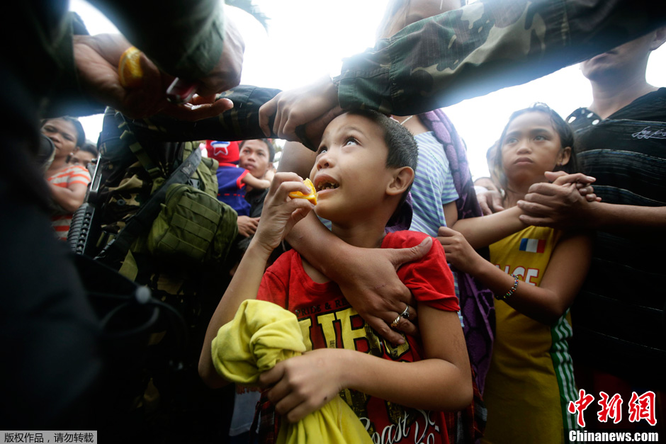 菲律賓災民為乘軍機撤離爭先恐後 與軍人發生爭執[組圖]